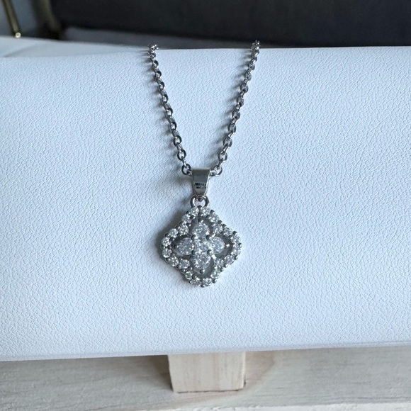 Silver Clover Sweet Alhambra pendant necklace NWT - Picture 3 of 7